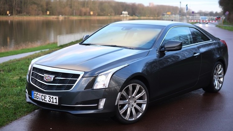 Rijtest - Verloochent de Cadillac ATS Coupe zijn roots door net zo scherp te sturen als de Duitsers of is de strak gelijnde coupe nog een chte Cadillac? AutoVandaag zocht het uit.