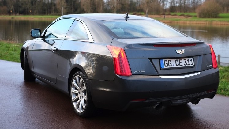 Rijtest - Verloochent de Cadillac ATS Coupe zijn roots door net zo scherp te sturen als de Duitsers of is de strak gelijnde coupe nog een chte Cadillac? AutoVandaag zocht het uit.