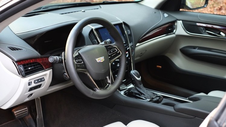 Rijtest - Verloochent de Cadillac ATS Coupe zijn roots door net zo scherp te sturen als de Duitsers of is de strak gelijnde coupe nog een chte Cadillac? AutoVandaag zocht het uit.