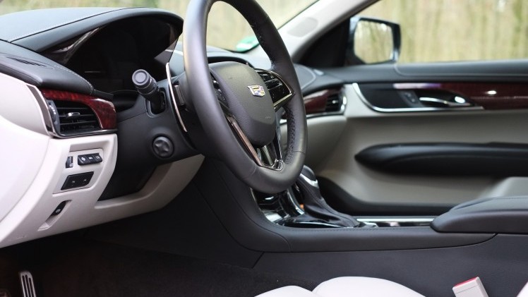 Rijtest - Verloochent de Cadillac ATS Coupe zijn roots door net zo scherp te sturen als de Duitsers of is de strak gelijnde coupe nog een chte Cadillac? AutoVandaag zocht het uit.