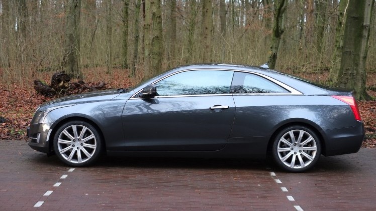 Rijtest - Verloochent de Cadillac ATS Coupe zijn roots door net zo scherp te sturen als de Duitsers of is de strak gelijnde coupe nog een chte Cadillac? AutoVandaag zocht het uit.