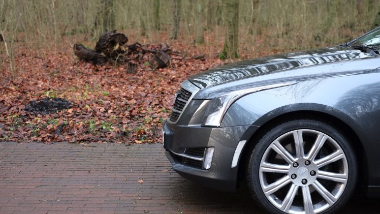 Rijtest - Verloochent de Cadillac ATS Coupe zijn roots door net zo scherp te sturen als de Duitsers of is de strak gelijnde coupe nog een chte Cadillac? AutoVandaag zocht het uit.