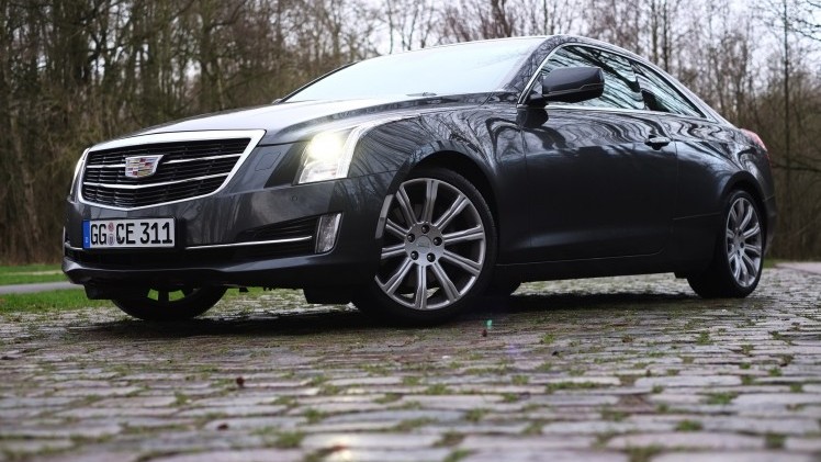 Rijtest - Verloochent de Cadillac ATS Coupe zijn roots door net zo scherp te sturen als de Duitsers of is de strak gelijnde coupe nog een chte Cadillac? AutoVandaag zocht het uit.
