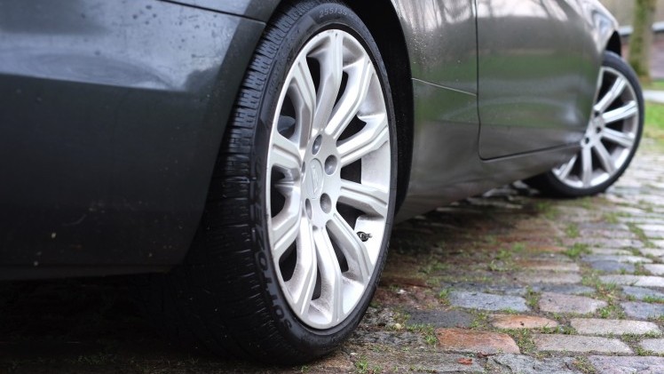 Rijtest - Verloochent de Cadillac ATS Coupe zijn roots door net zo scherp te sturen als de Duitsers of is de strak gelijnde coupe nog een chte Cadillac? AutoVandaag zocht het uit.