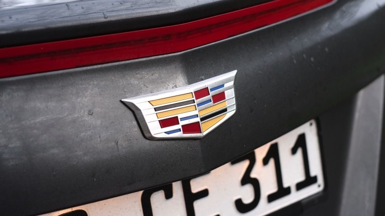 Rijtest - Verloochent de Cadillac ATS Coupe zijn roots door net zo scherp te sturen als de Duitsers of is de strak gelijnde coupe nog een chte Cadillac? AutoVandaag zocht het uit.