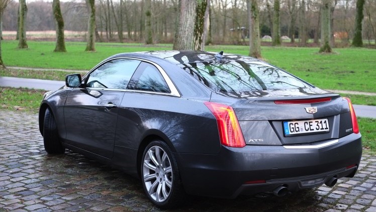 Rijtest - Verloochent de Cadillac ATS Coupe zijn roots door net zo scherp te sturen als de Duitsers of is de strak gelijnde coupe nog een chte Cadillac? AutoVandaag zocht het uit.