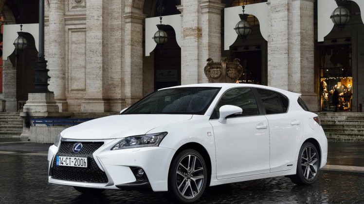 Lexus positioneert zich in Nederland als luxe premium hybridemerk en dus komen de modellen met 2.0 liter turbomotor niet naar onze showroom.