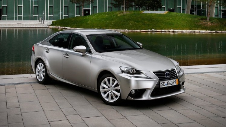 Lexus positioneert zich in Nederland als luxe premium hybridemerk en dus komen de modellen met 2.0 liter turbomotor niet naar onze showroom.