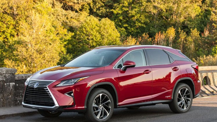 Lexus positioneert zich in Nederland als luxe premium hybridemerk en dus komen de modellen met 2.0 liter turbomotor niet naar onze showroom.