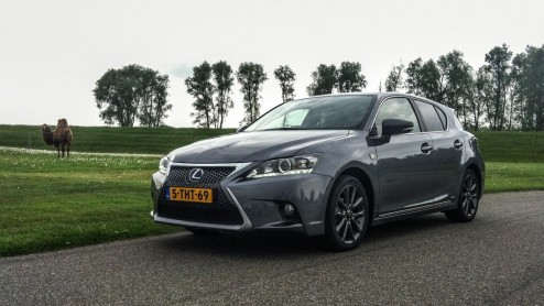Autotest vernieuwde Lexus CT200h. In 2014 heeft Lexus de CT 200h een facelift gegeven. Dat zie je niet alleen, dat merk je ook tijdens het rijden.