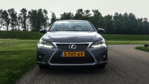 Autotest vernieuwde Lexus CT200h. In 2014 heeft Lexus de CT 200h een facelift gegeven. Dat zie je niet alleen, dat merk je ook tijdens het rijden.