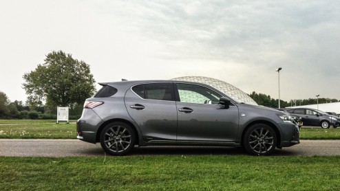 Autotest vernieuwde Lexus CT200h. In 2014 heeft Lexus de CT 200h een facelift gegeven. Dat zie je niet alleen, dat merk je ook tijdens het rijden.