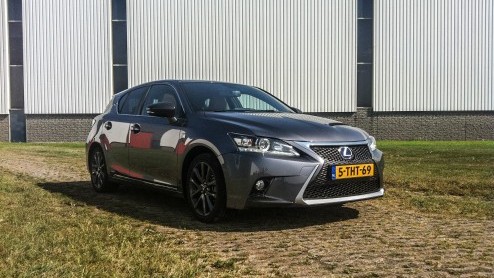 Autotest vernieuwde Lexus CT200h. In 2014 heeft Lexus de CT 200h een facelift gegeven. Dat zie je niet alleen, dat merk je ook tijdens het rijden.