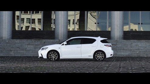 Autotest vernieuwde Lexus CT200h. In 2014 heeft Lexus de CT 200h een facelift gegeven. Dat zie je niet alleen, dat merk je ook tijdens het rijden.