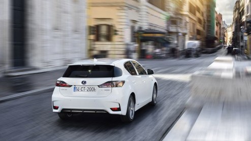 Autotest vernieuwde Lexus CT200h. In 2014 heeft Lexus de CT 200h een facelift gegeven. Dat zie je niet alleen, dat merk je ook tijdens het rijden.