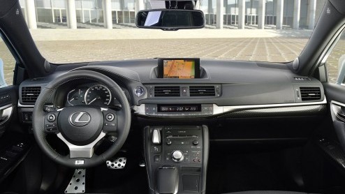 Autotest vernieuwde Lexus CT200h. In 2014 heeft Lexus de CT 200h een facelift gegeven. Dat zie je niet alleen, dat merk je ook tijdens het rijden.