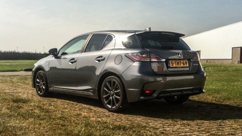 Autotest vernieuwde Lexus CT200h. In 2014 heeft Lexus de CT 200h een facelift gegeven. Dat zie je niet alleen, dat merk je ook tijdens het rijden.