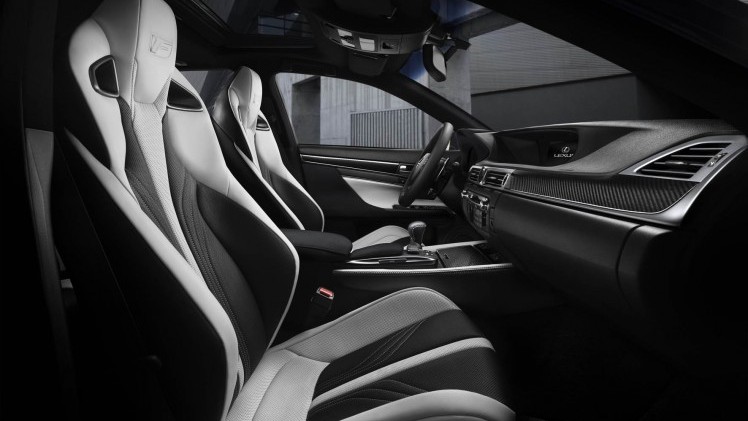 De Lexus GS krijgt een sportief topmodel, de GS F. Waar zijn concurrenten het met turbo's of superchargers doen, krijgt de GS F een atmosferische V8. Net als in de RC F levert het 5,0 liter blok 477 p