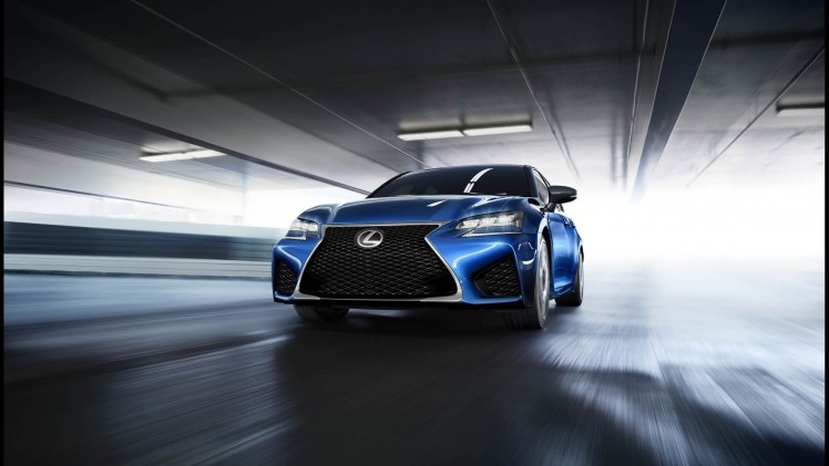 De Lexus GS krijgt een sportief topmodel, de GS F. Waar zijn concurrenten het met turbo's of superchargers doen, krijgt de GS F een atmosferische V8. Net als in de RC F levert het 5,0 liter blok 477 p