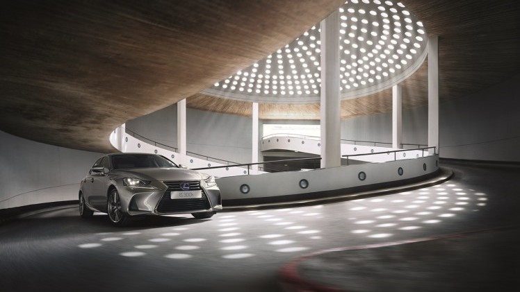 De Lexus IS heeft een facelift gekregen. De auto is op verschillende punten aangepakt en komt volgend jaar op de markt. Nu weten we alvast wat ie gaat kosten.