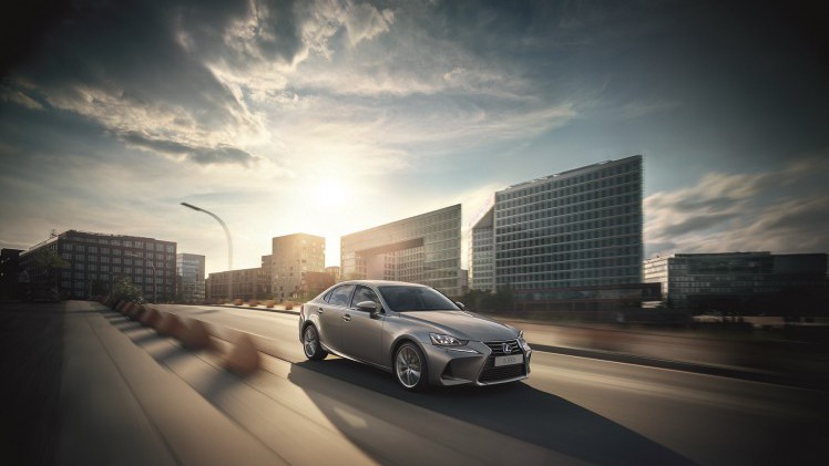 De Lexus IS heeft een facelift gekregen. De auto is op verschillende punten aangepakt en komt volgend jaar op de markt. Nu weten we alvast wat ie gaat kosten.