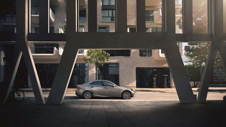 De Lexus IS heeft een facelift gekregen. De auto is op verschillende punten aangepakt en komt volgend jaar op de markt. Nu weten we alvast wat ie gaat kosten.