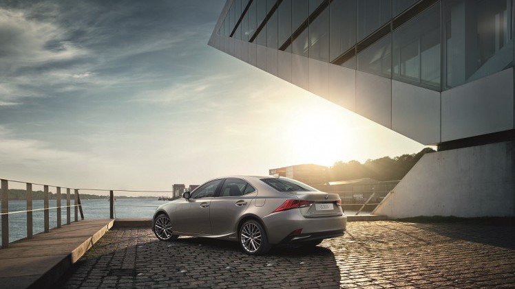 De Lexus IS heeft een facelift gekregen. De auto is op verschillende punten aangepakt en komt volgend jaar op de markt. Nu weten we alvast wat ie gaat kosten.