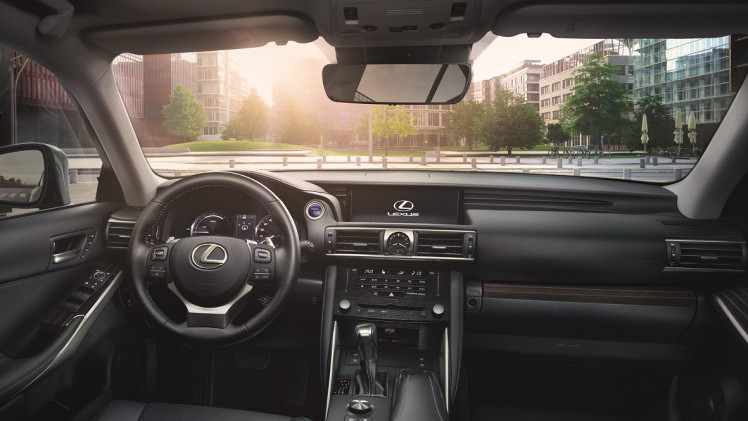 De Lexus IS heeft een facelift gekregen. De auto is op verschillende punten aangepakt en komt volgend jaar op de markt. Nu weten we alvast wat ie gaat kosten.