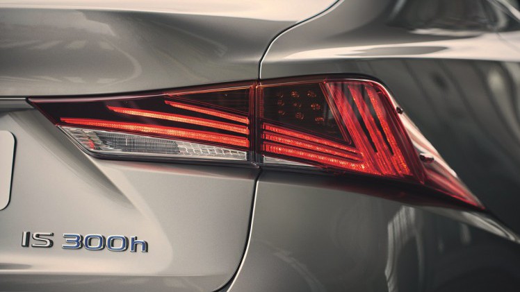 De Lexus IS heeft een facelift gekregen. De auto is op verschillende punten aangepakt en komt volgend jaar op de markt. Nu weten we alvast wat ie gaat kosten.