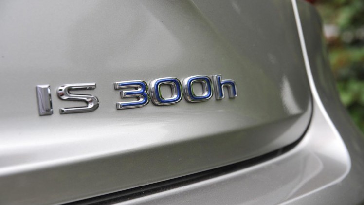 Lexus heeft de IS sedan eerder dit jaar op punten herzien. Wat gebleven is, is de fijne aandrijflijn die mooi stil is en voldoende zuinig.