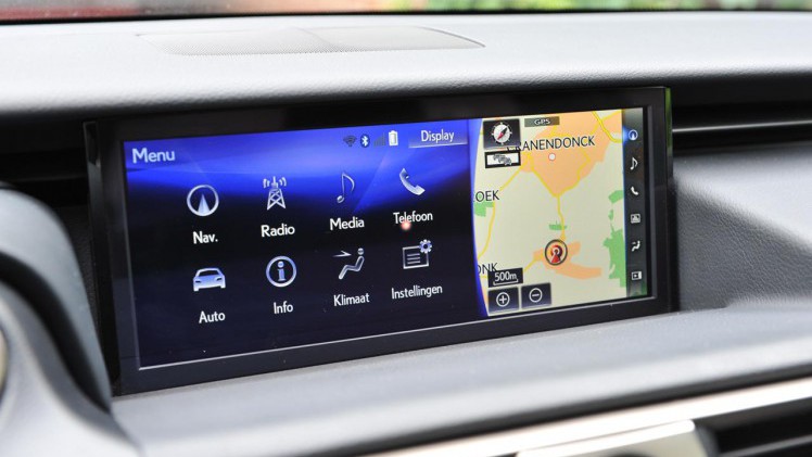 Lexus heeft de IS sedan eerder dit jaar op punten herzien. Wat gebleven is, is de fijne aandrijflijn die mooi stil is en voldoende zuinig.