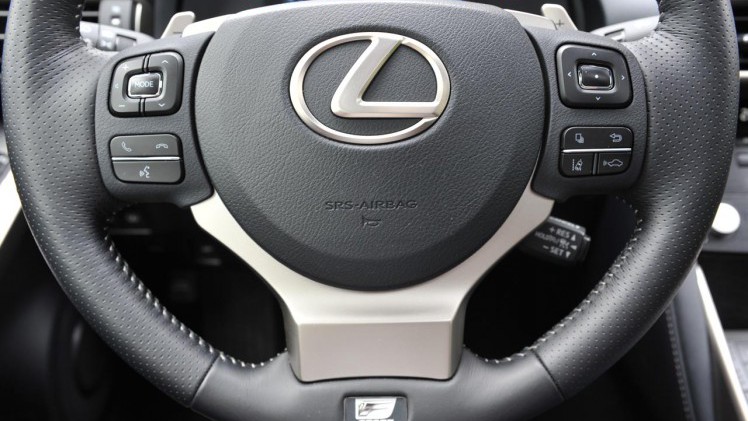 Lexus heeft de IS sedan eerder dit jaar op punten herzien. Wat gebleven is, is de fijne aandrijflijn die mooi stil is en voldoende zuinig.