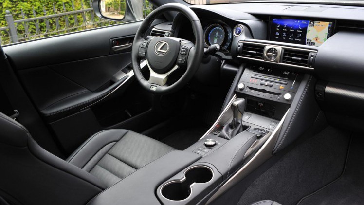 Lexus heeft de IS sedan eerder dit jaar op punten herzien. Wat gebleven is, is de fijne aandrijflijn die mooi stil is en voldoende zuinig.