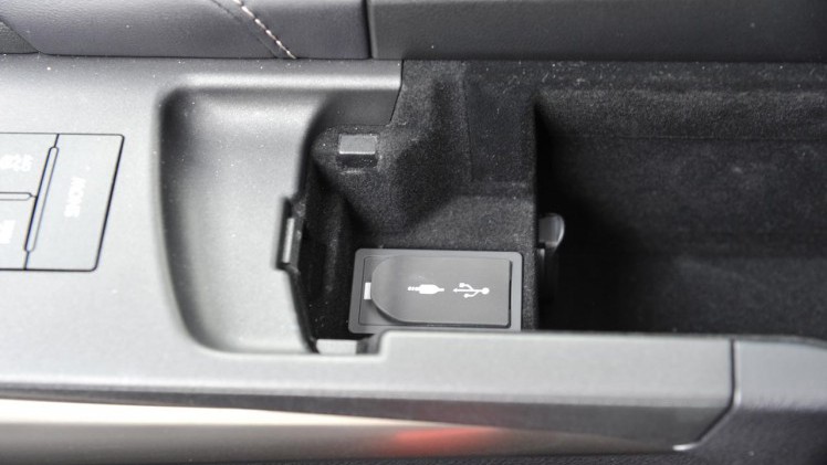 Lexus heeft de IS sedan eerder dit jaar op punten herzien. Wat gebleven is, is de fijne aandrijflijn die mooi stil is en voldoende zuinig.