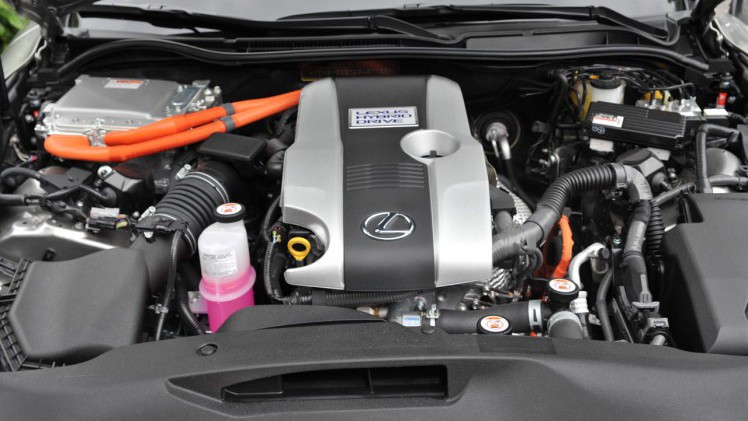 Lexus heeft de IS sedan eerder dit jaar op punten herzien. Wat gebleven is, is de fijne aandrijflijn die mooi stil is en voldoende zuinig.