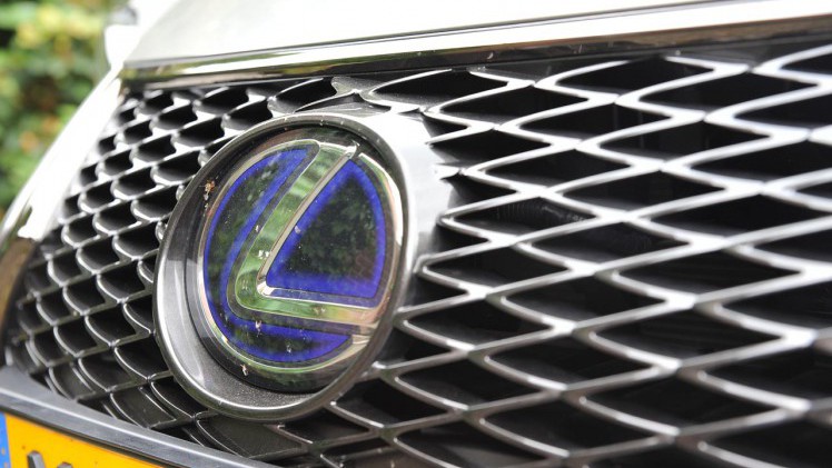 Lexus heeft de IS sedan eerder dit jaar op punten herzien. Wat gebleven is, is de fijne aandrijflijn die mooi stil is en voldoende zuinig.
