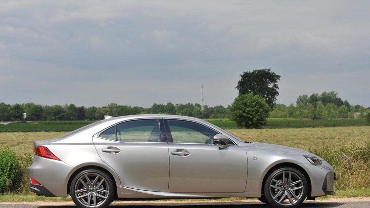 Lexus heeft de IS sedan eerder dit jaar op punten herzien. Wat gebleven is, is de fijne aandrijflijn die mooi stil is en voldoende zuinig.