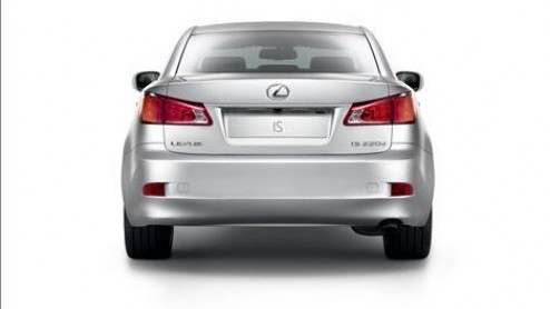 Lexus is op dreef met de IS. Na de zeer sportieve IS F is het nu de beurt aan de Cabriolet-versie IS 250 C. Tegelijkertijd frist Lexus het model lichtjes op. Ook de LF-Xh hybride concept car is van de