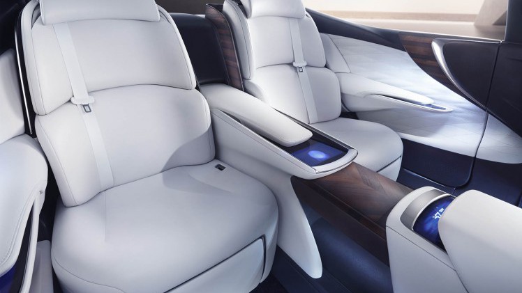 De Lexus LF-FC concept car is de LS-limousine van de toekomst, met het design van een Gran Turismo en vooruitstrevende techniek zoals waterstof, de brandstofcel, CFRP en bediening met handgebaren.