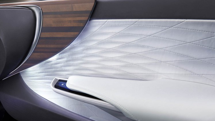 De Lexus LF-FC concept car is de LS-limousine van de toekomst, met het design van een Gran Turismo en vooruitstrevende techniek zoals waterstof, de brandstofcel, CFRP en bediening met handgebaren.