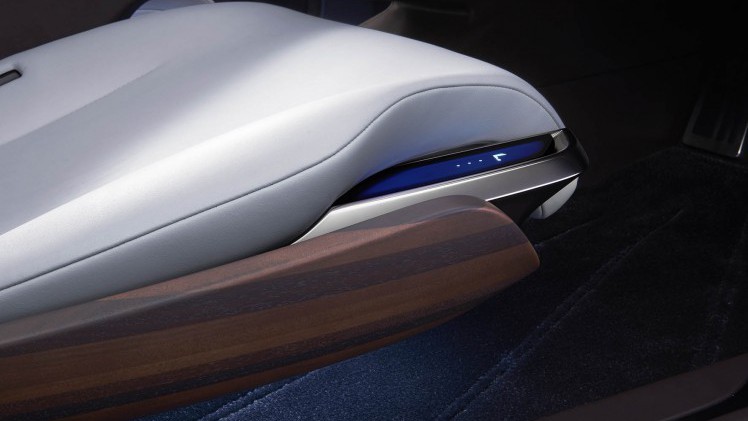 De Lexus LF-FC concept car is de LS-limousine van de toekomst, met het design van een Gran Turismo en vooruitstrevende techniek zoals waterstof, de brandstofcel, CFRP en bediening met handgebaren.