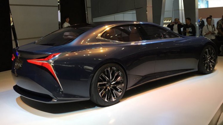 De Lexus LF-FC concept car is de LS-limousine van de toekomst, met het design van een Gran Turismo en vooruitstrevende techniek zoals waterstof, de brandstofcel, CFRP en bediening met handgebaren.