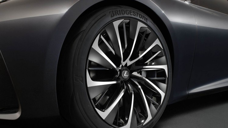 De Lexus LF-FC concept car is de LS-limousine van de toekomst, met het design van een Gran Turismo en vooruitstrevende techniek zoals waterstof, de brandstofcel, CFRP en bediening met handgebaren.