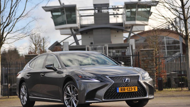 Lexus zet hoog in in de topklasse waar de nieuwe LS 500h op geheel eigen wijze concurreert met de Mercedes S-klasse en BMW 7-serie.
