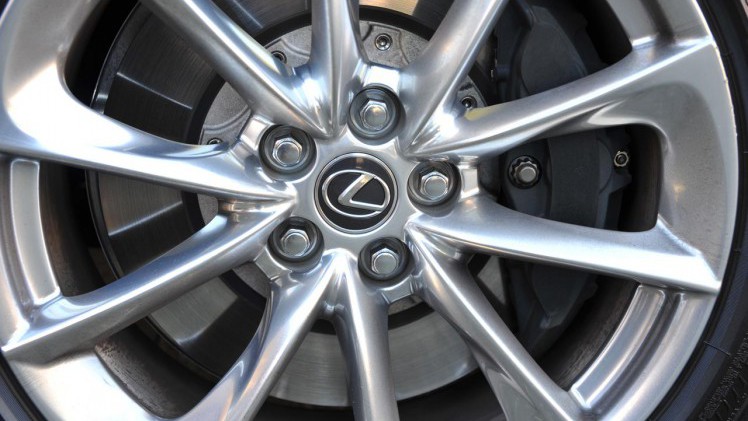 Lexus zet hoog in in de topklasse waar de nieuwe LS 500h op geheel eigen wijze concurreert met de Mercedes S-klasse en BMW 7-serie.