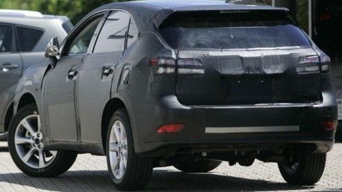 Met een permanente invasie van nieuwe SUV-modellen is het voor Lexus tijd opnieuw een duit in het zakje te doen. Het merk verricht momenteel testwerk met de nieuwe RX, die als facelift model in het vo