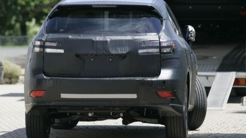 Met een permanente invasie van nieuwe SUV-modellen is het voor Lexus tijd opnieuw een duit in het zakje te doen. Het merk verricht momenteel testwerk met de nieuwe RX, die als facelift model in het vo