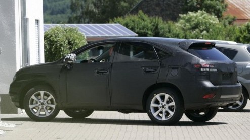Met een permanente invasie van nieuwe SUV-modellen is het voor Lexus tijd opnieuw een duit in het zakje te doen. Het merk verricht momenteel testwerk met de nieuwe RX, die als facelift model in het vo