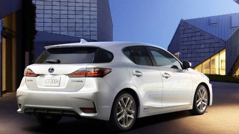 Lexus gaat op tournee met de vernieuwde CT 200h en doet vanaf 16 december iedere dag een andere dealer aan.