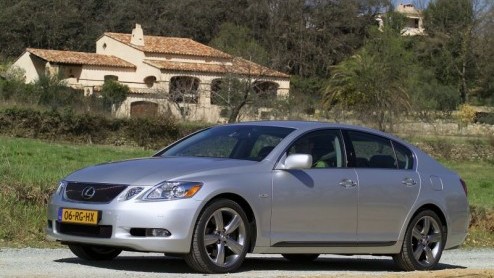 De linkse kant van de politiek kan opgelucht ademhalen, eindelijk is er een grote auto die kan presteren en toch zuinig is. Lexus introduceert namelijk de grote GS met een hybride V6 in het vooronder.